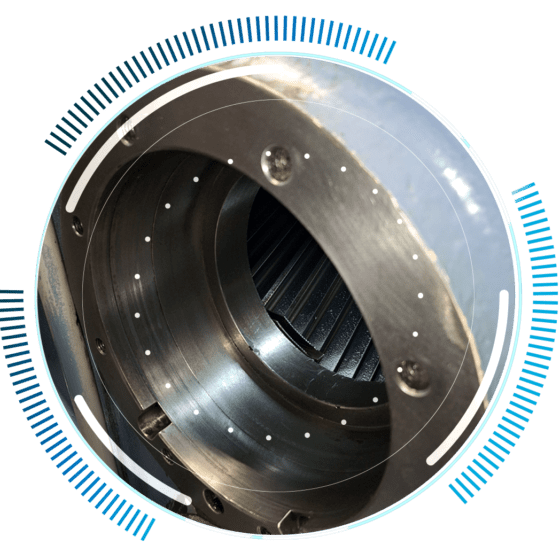 skywings.com.pl - Close-up of a shiny metallic cylindrical machine part with bolts and internal gear teeth, overlaid with a blue and white circular graphic pattern, highlighting Windenergieanlagen-Wartung and Elastomerbuchsen-Austausch. Wind Turbine Service & Maintenance, Windenergieanlagen-Service & Instandhaltung