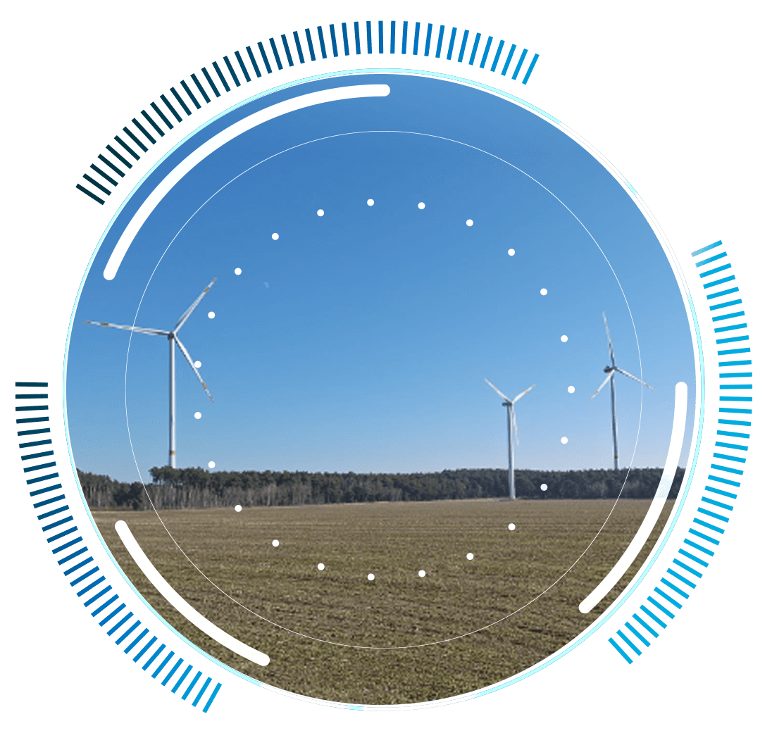 skywings.com.pl - Three wind turbines stand in an open field beneath a clear blue sky, forest in the background. Circular digital graphics and blue bars overlay the image, illustrating advanced wind turbine inspection service technology. Wind Turbine Service & Maintenance, Windenergieanlagen-Service & Instandhaltung